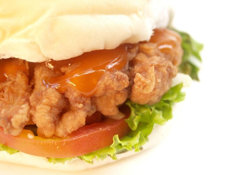 Hamburguesa kronch con pepinillo + papas y bebida