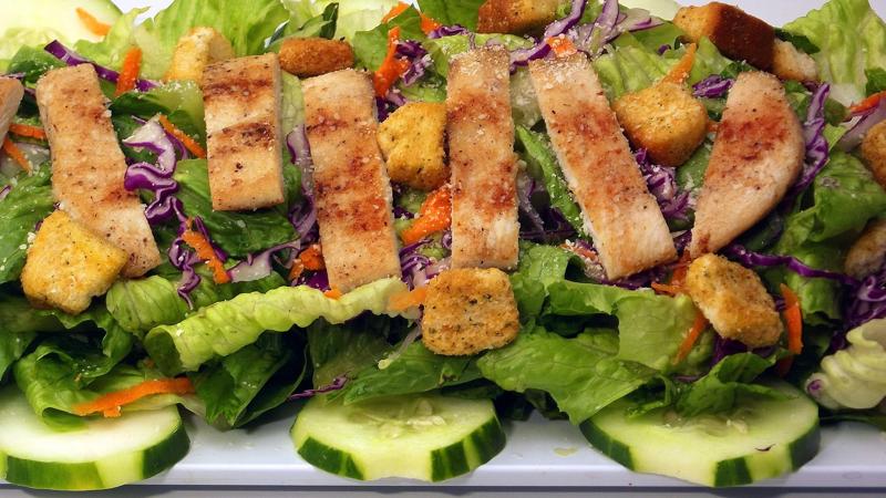 ENSALADA CÉSAR CON POLLO