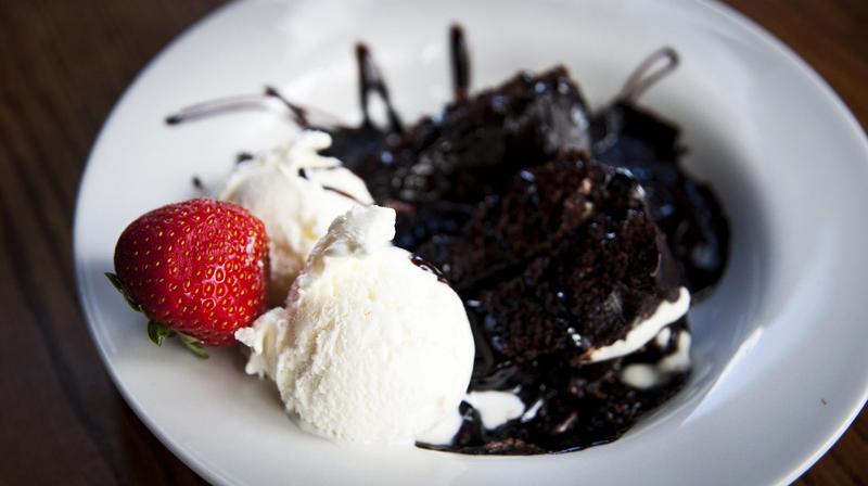 Helado de vainilla (200 g) con salsa de chocolate y cereza