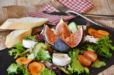 Ensalada de queso azul caliente con nueces y aderezo de uchuvas
