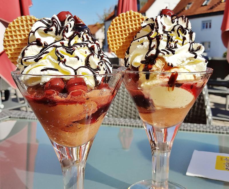 Copa de helado de vainilla con salsa de chocolate (fresas o cerezas)