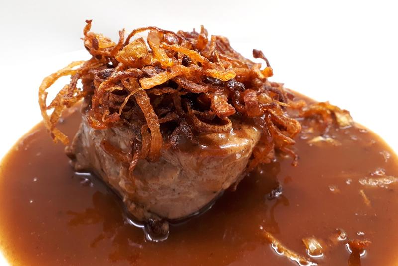 SOLOMILLO DE CERDO CON SALSA DE MANÍ Y DURAZNO
