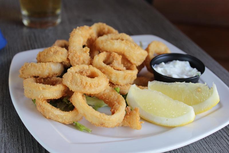 Calamares apanados con salsa de albahaca