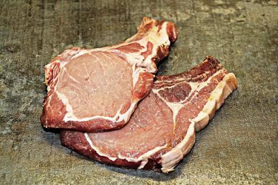 CHULETA DE CERDO 450G / DURAZNOS / HIERBAS FRESCAS