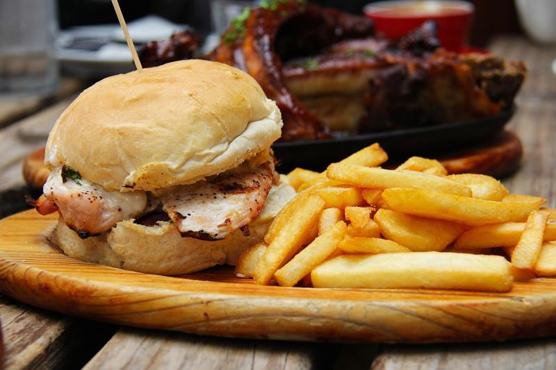 Hamburguesa kokoriko a la plancha + papas y bebida